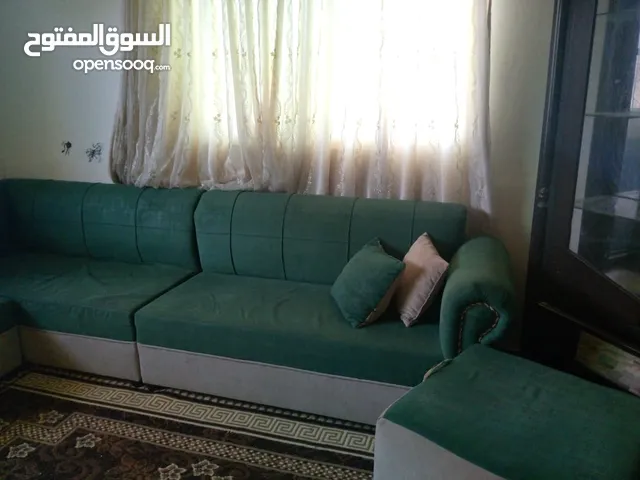 كورنر عدد 2 وغرفة نوم وكار سيت وطاولة مطبخ مع كراسي وسجاد وتخت بيبي للبيع بسعر مناسب