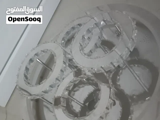 ثرايا تشتغل معها البلوثوث واضاء بيضاء  ومختلطة