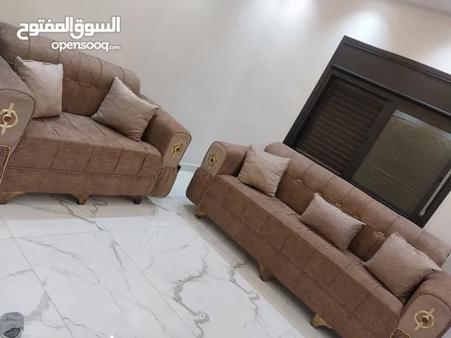 طقم كنب وطاولة سفره الطقم جديد لم يستعمل نهائيا البيع لداعي السفر