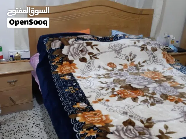 سرير كبير مع مرتبة 10 دينار