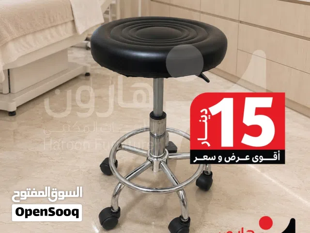 كرسي بتقدر تختار منه اللون الأبيض أو الأسود تصميم مريح مثالي لصالونات التجميل والعيادات