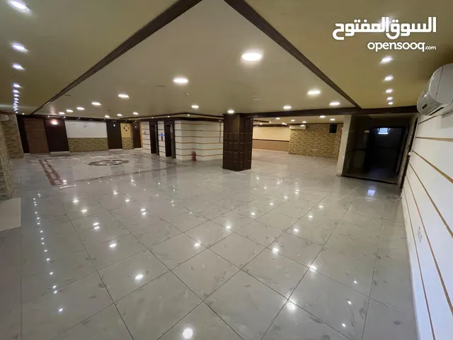 صالة واسعة للايجار تصلح لعدة نشاطات تجارية في مجمع تجاري وموقع مميز