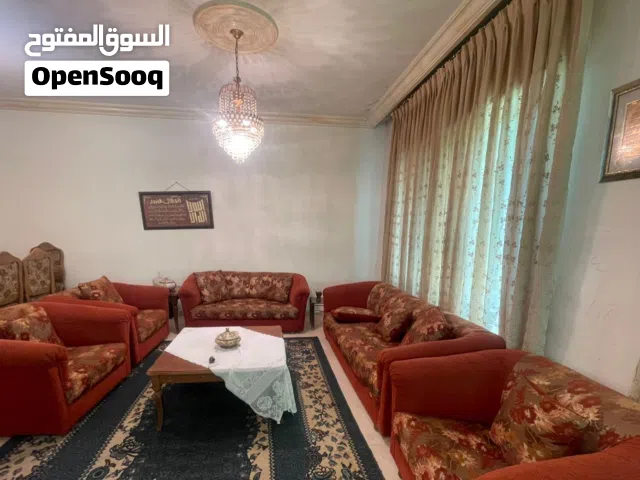 طقمين كنب واحد 7 مقاعد والآخر 8 مقاعد بحاله جيده  وطاوله سفره 8 مقاعد