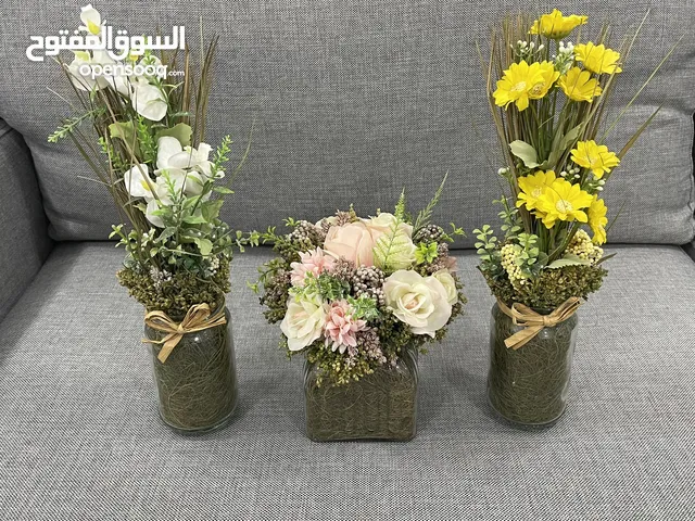 ورد اصطناعي عدد 3 بحالة ممتازة بدواعي السفر  Three Artificial Flowers with Engraved Glass Pots