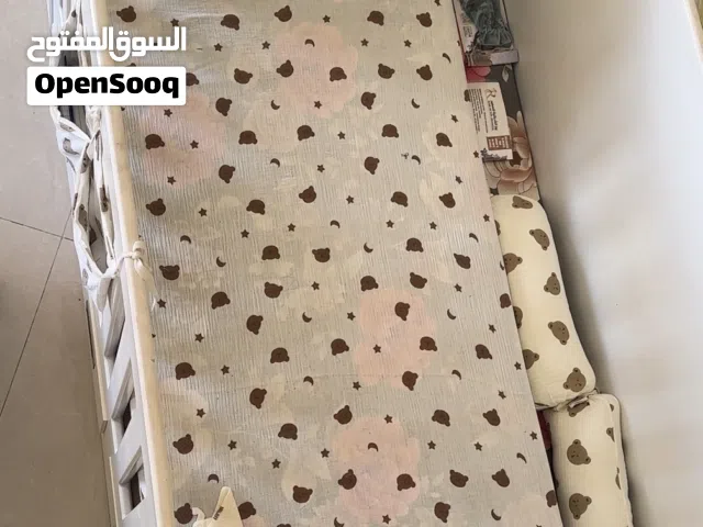 سرير ومنز اطفال مع الرفوف وكبات