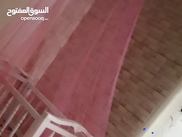 تخت اطفال زان مع فرشه مع الناموسيه