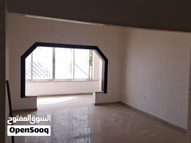 ( شقة مع ساحة سماوية ) للأيجار