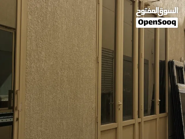 للايجار محلين 100 متر داخلي مساحة المحل 50 متر وبه ترخيص سندرة 25 متر لكل محل