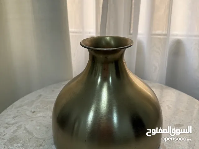 فازة بلون ذهبي براق راقي وشكل عصري