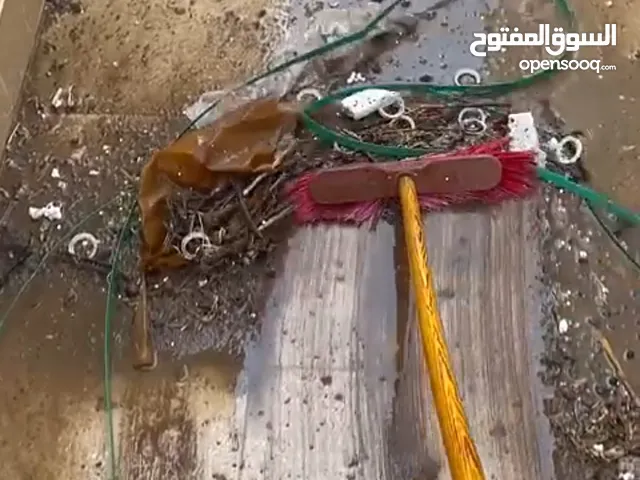 عامل تنضيف البيوت من الانقاض