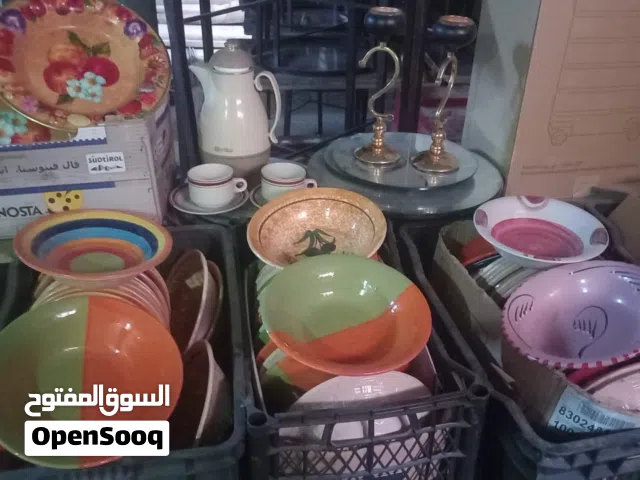 ثريات وطاولات وأواني سفرجة