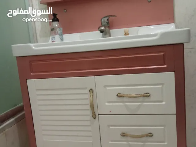 مغسلة عصرية مع خزانة بحالة ممتازة