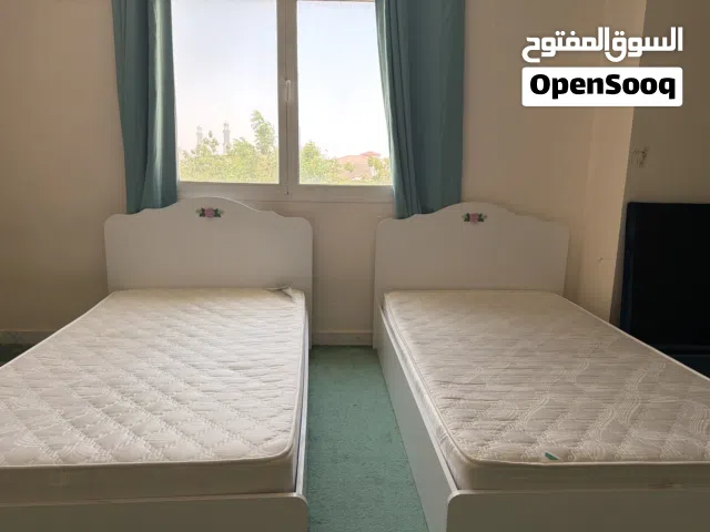 سريرين مفرد أبيض مع المراتب للبيع