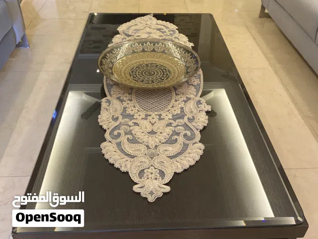 طاولة رئيسة مع طاولات طاولات جانبية
