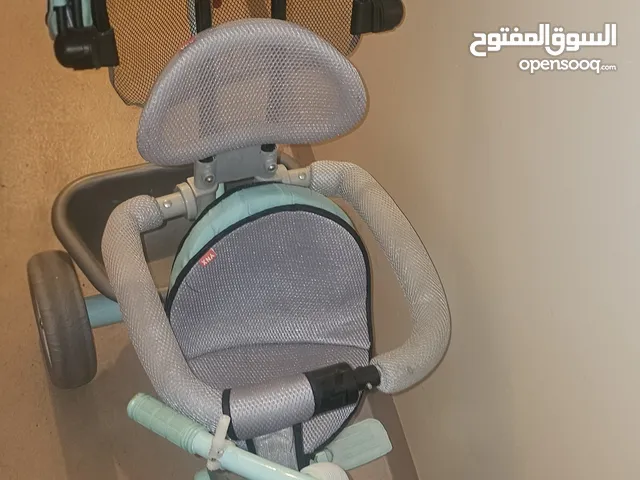 أغراض أطفال ألبسة وعربات أطفال وسرير وطاولة دراسة إطارات نظارات طبية بحالة ممتازة شبه جديدة للأطفال