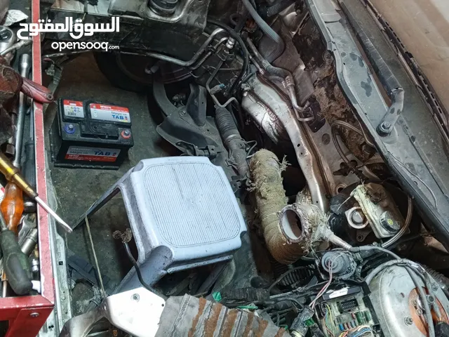 تتوافر قطع بيجو 207 للبيع  دنجل خلفي  120 غطا امامي 70 جناح امامي عدد2  60 جسر طمبون امامي 10 واجهة