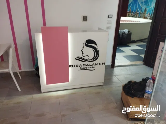 كاونتر 120 سم مع لوغو باسمك من تصميمك شامل التوصيل مع امكانيه التحكم بالالوان