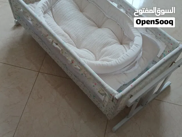 سرير اطفال هزاز مع مفرش