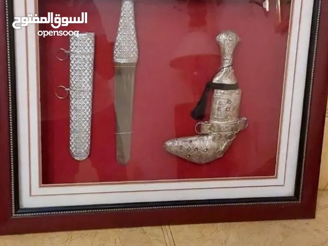 برواز خشب بداخله شباري جنبيه فضه، والثانيه مطلي فخم جدا للهدايا والديكور تحفه
