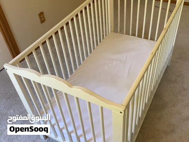 سرير أطفال ماركة IKEA HENSVIK الأصلي باللون الأبيض، معه مرتبة