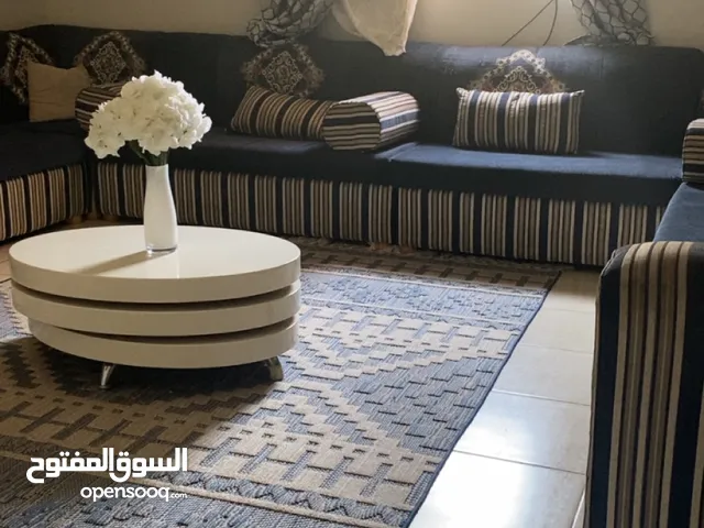 كنب مستعمل نظيف لون كحلي للبيع معه 5 تكايات و6 مخدات مع ستاره ب 550