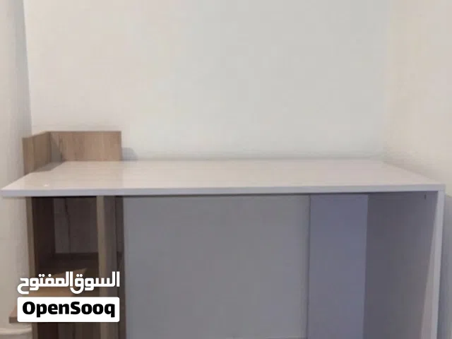 مكتب دراسة وعمل مودرن بتصميم مميز مع أرفف تخزين جانيبة