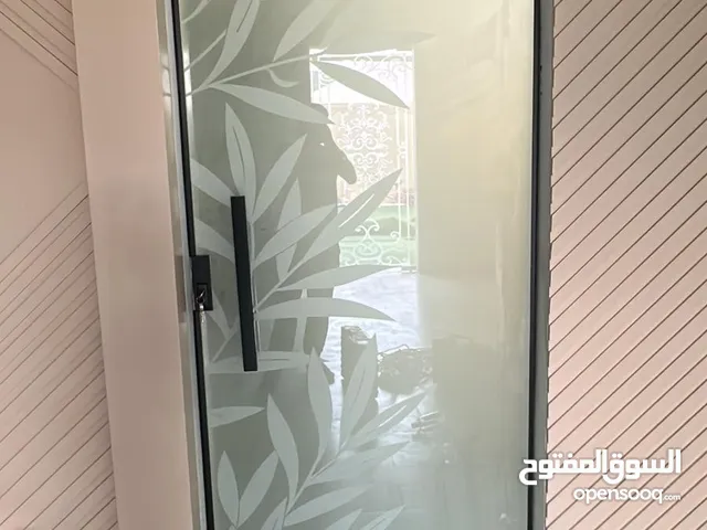 فني تركيب زجاج ومرايا