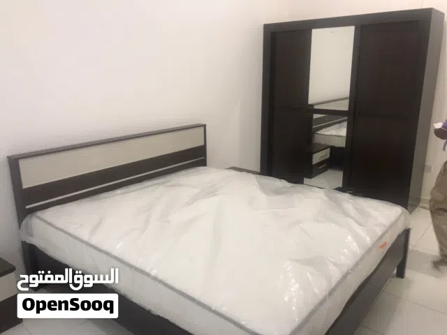 غرفة نوم كاملة تحتوي على (سرير كبير-سراحة-خزانة ملابس كبيرة-اثنين كومودينو ) بنية اللون