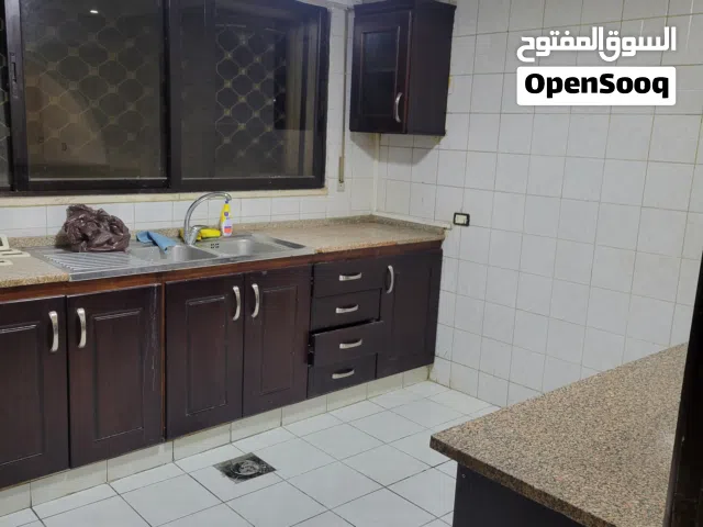 شقة شبه ارضي 150م فارغه للايجار في الرابيه عند إشارة ام اذينه خلف كلية طلال ابو غزاله