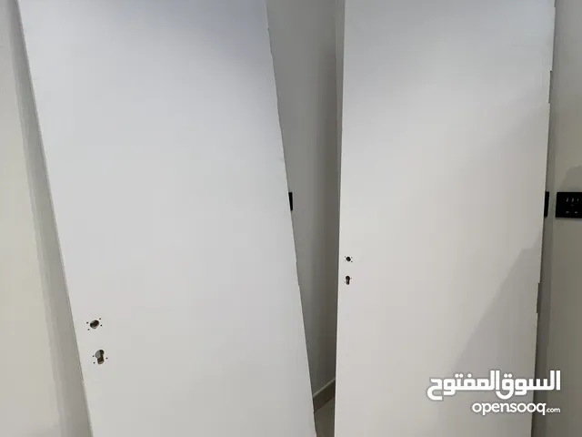 بابين بيضاء نظيفه جداً للبيع