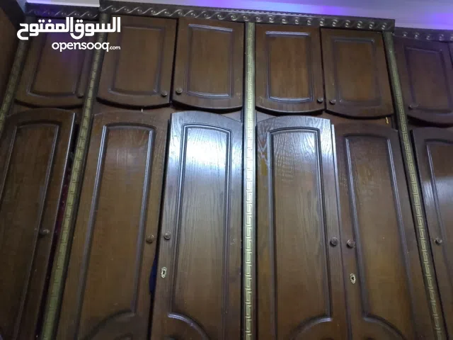 خزانة للبيع مع تواليت هدية