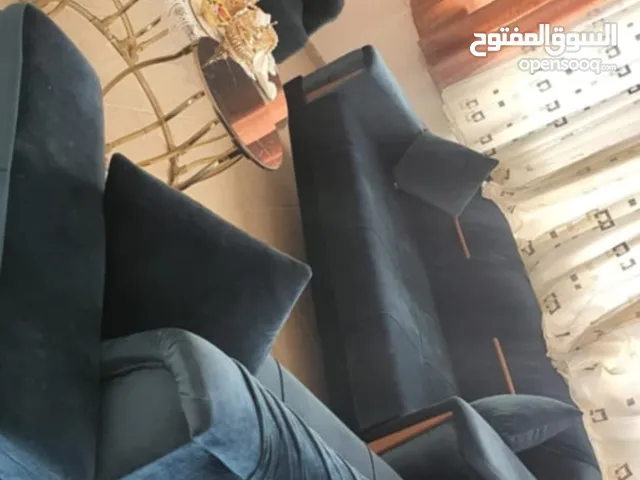 غرفة نوم وغرفه ضيوف وثلاجة ومزنون ومرايه وبولير ودربزين درج شاحطين يمين شمال