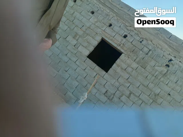 ارض سكني للبيع بها منزل صغير وكتينة 150متر