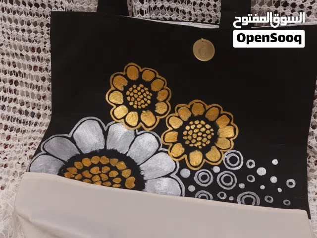 شنط ملونة تلوين يدوي كل شنطة ب 5 ريالات