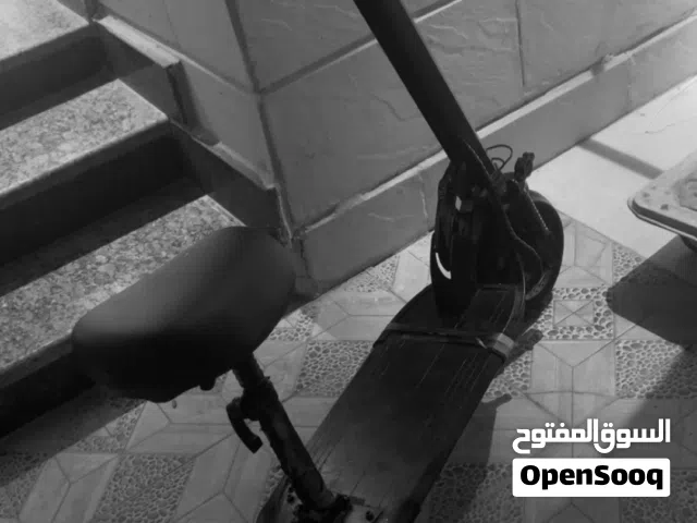سكوتر مستعمل فنان يمشيك 20 كيلو يعني من اليحر لين ساد فنان و مايباله شي أبدا بس وده محل يشيك عليه يا