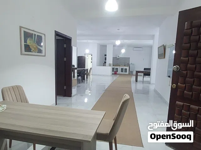 شقه مكتبيه للإيجار طابق أول علوي جاهزة ب الأثاث المكان طريق النهر على الرئيسي مباشرة