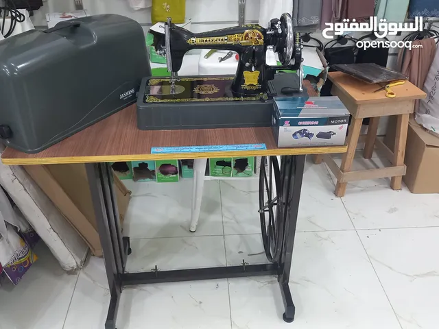 للبيع مكينة خياطة فرشة مع طاولة وكرسي وديلمو