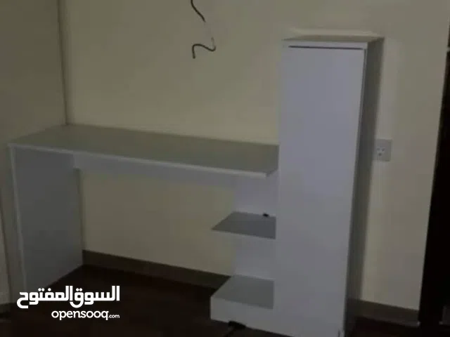 مكتب دراسي مع أرفف تخزين .