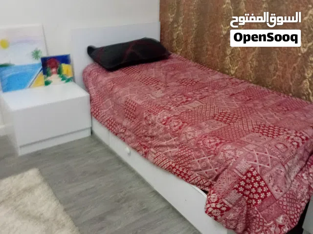 سرير وكمدينو وملحق بالمرايا للبيع