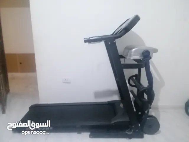 جهاز للركض نضيف جدا سرعته توصل 30 كيلو متر في الساعه في كسر جدا صغير وما يأثر واحد بالميه نظيف جدااا