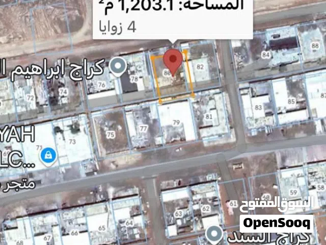 صناعيه في ولاية بديه موقع حيوي  محيطه بالخدمات والبنايات قابل لتفاوض  انا المالك