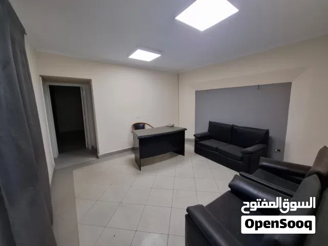 مكتب مفروش   للايجار  موقع مميز  جداا بالقرب من ميدان الجيزه غرفتين وصاله حمام ومطبخ