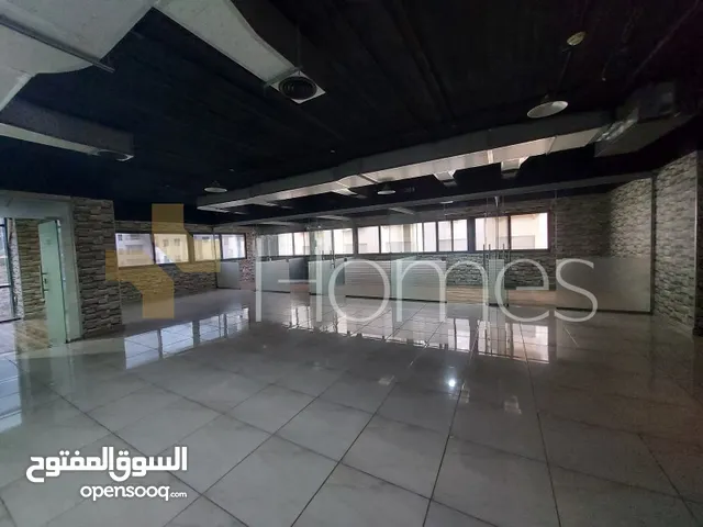 مكتب بموقع مميز في مجمع فخم للايجار في وادي صقرة مساحة المكتب 245م