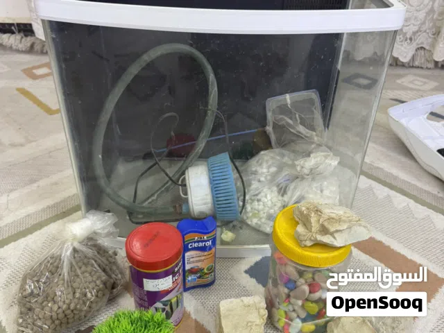 حوض سمك لون ابيض نضافة 100%  و الحوض جدا جميل متوفر اتصال