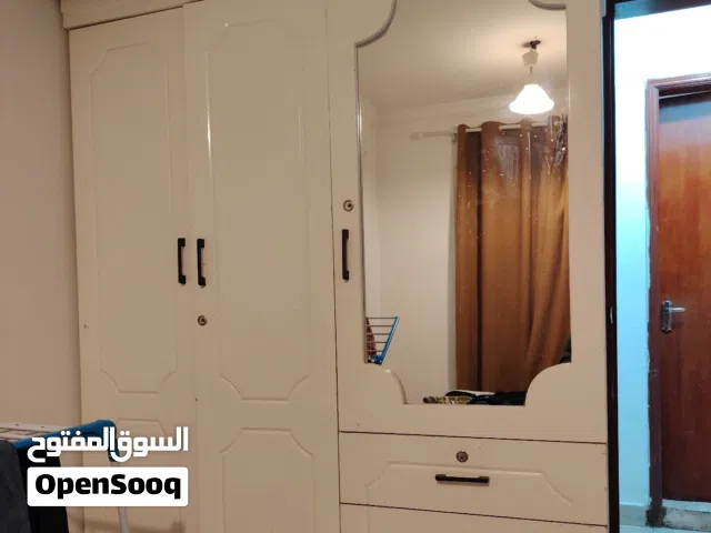 خزانة  مع مرايا