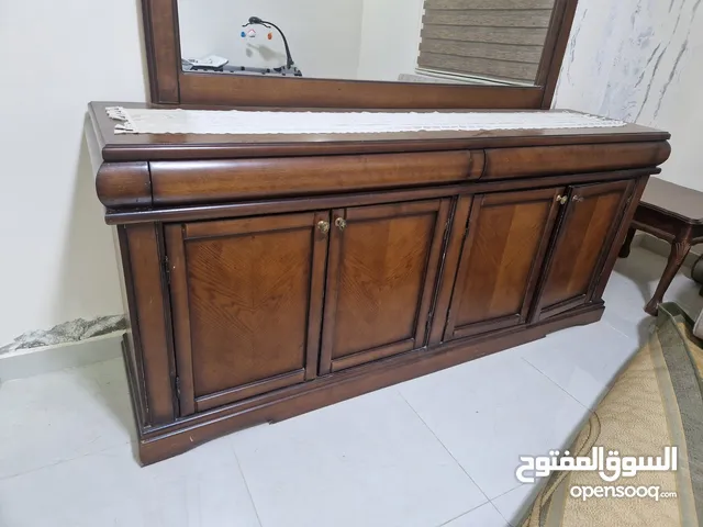 غرفة سفره اربع قطع وثمانية كراسي منجده