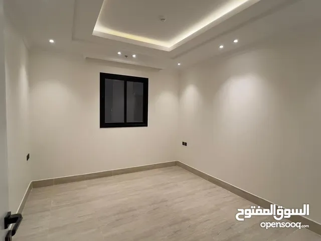 شقة للايجار الرياض حي قرطبة مكونة من ثلاث غرف ودورتين مياه ومطبخ وصالة وغرفة خادمة