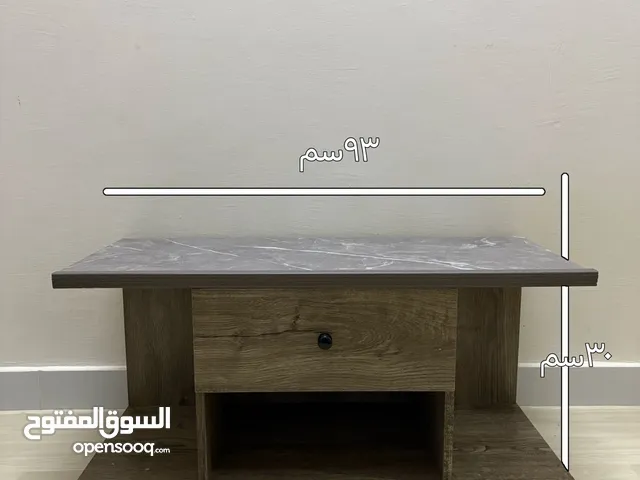 طاولة خشبيه