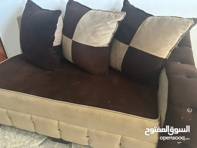 بيع كنب  كورنر مستعمل يحتاج تنجيد فقط السعر مغري للمعني الجاد التواصل طقم حشىه داخليه ممتازه يحتاج ت