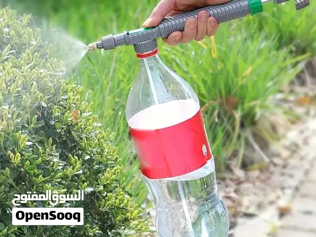 هذا بخاخ يدوي عملي يُركَّب على قارورة بلاستيكية (مثل قوارير المياه الغازية)، يُستخدم للري أو التنظيف